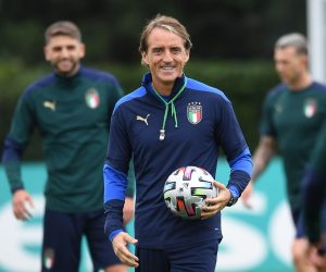 epa09336099 Italy's head coach Roberto Mancini during Italy's training session in London, Britain, 10 July 2021. Italy will face England in their UEFA EURO 2020 final soccer match at Wembley stadium in London on 11 July 2021.  EPA/ANDY RAIN