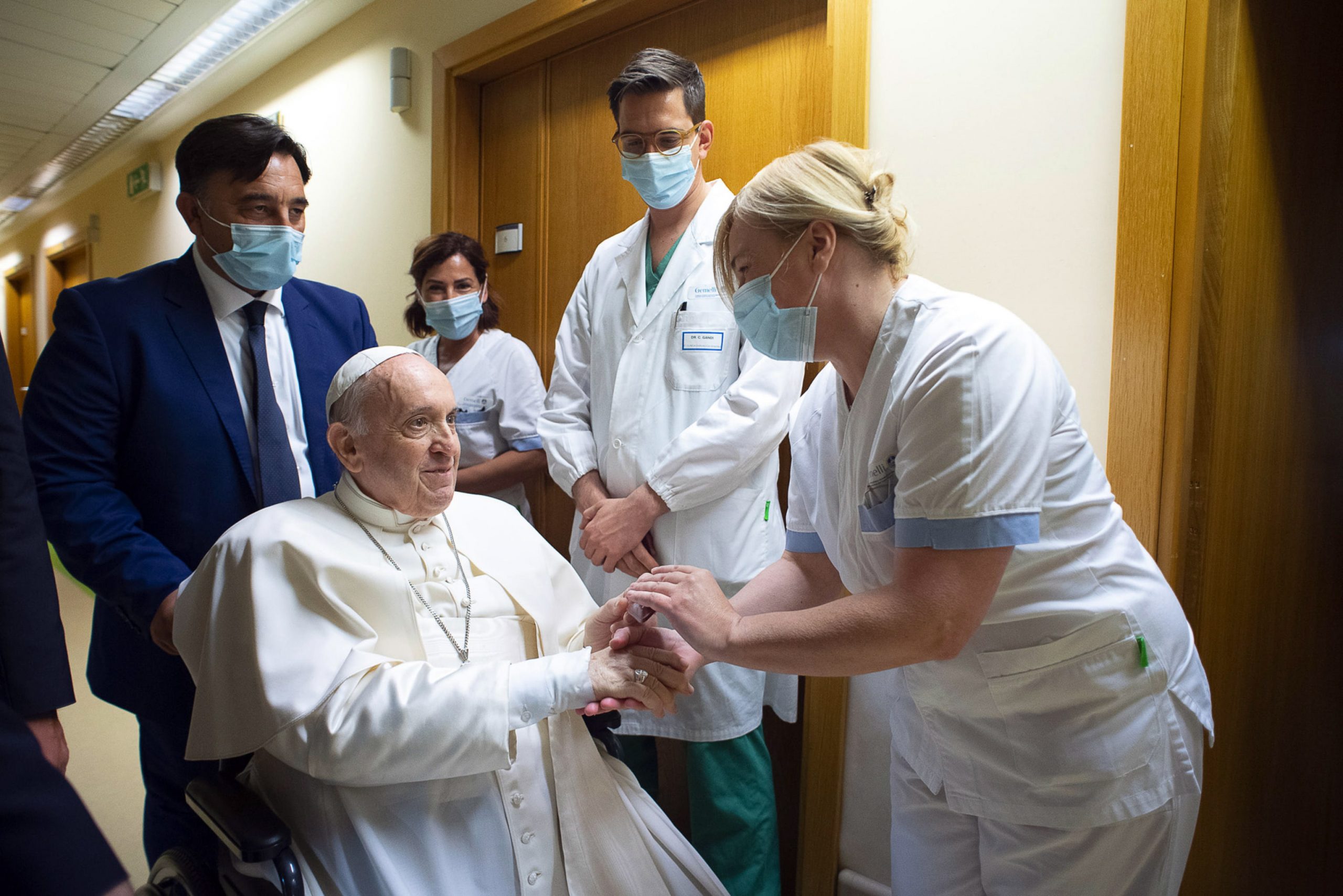 epa09337079 A handout picture provided by the Vatican Media shows Pope Francis at the Gemelli hospital, as leads his Sunday Angelus prayer from a balcony of the Gemelli University Hospital where he underwent a scheduled colon surgery on 04 July, in Rome, Italy, 11 July 2021.  EPA/VATICAN MEDIA HANDOUT  HANDOUT EDITORIAL USE ONLY/NO SALES