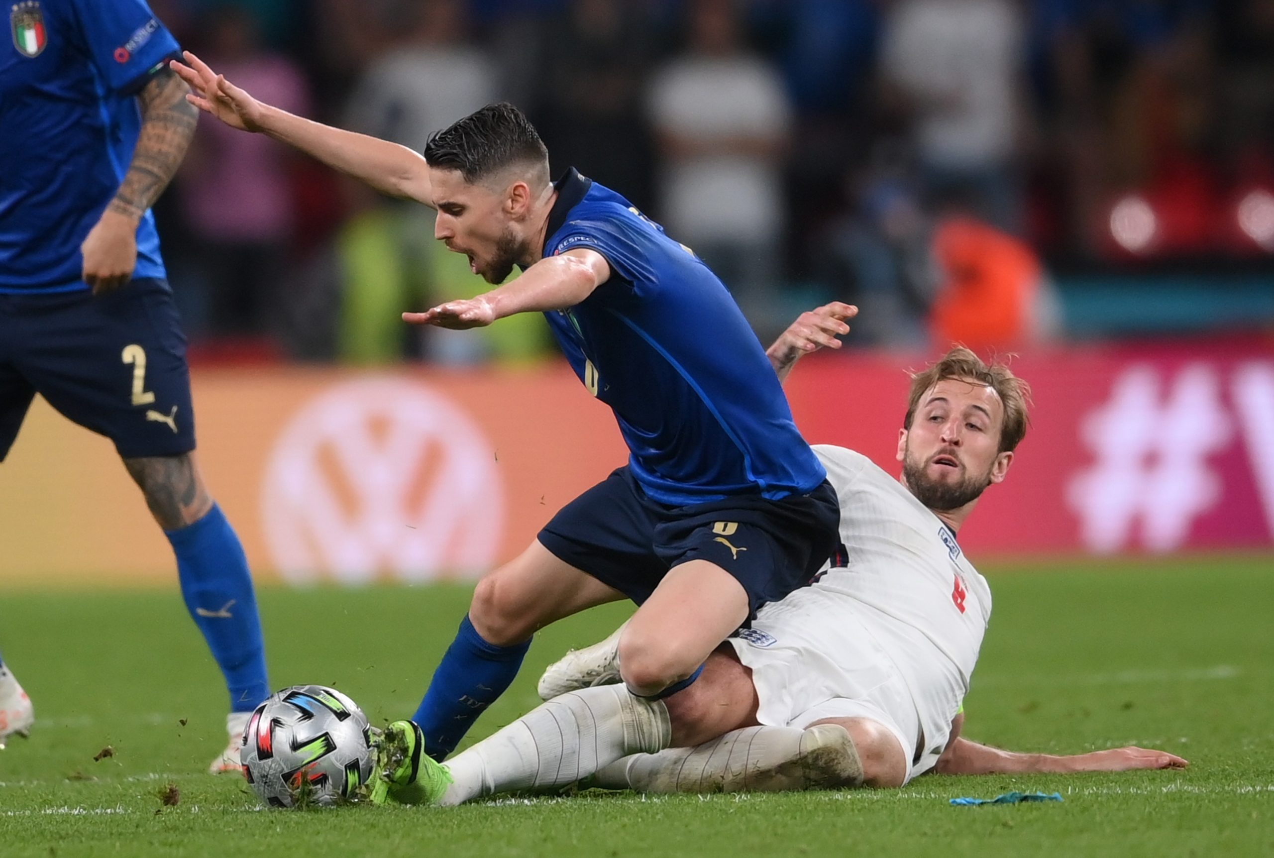 epa09338736 Jorginho of Italy is tackled by Harry Kane of England (R) during the UEFA EURO 2020 final between Italy and England in London, Britain, 11 July 2021.  EPA/Laurence Griffiths / POOL (RESTRICTIONS: For editorial news reporting purposes only. Images must appear as still images and must not emulate match action video footage. Photographs published in online publications shall have an interval of at least 20 seconds between the posting.)