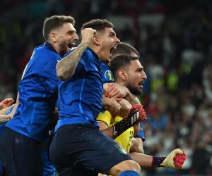 epa09338838 Players of Italy celebrate after winning the UEFA EURO 2020 final between Italy and England in London, Britain, 11 July 2021.  EPA/Laurence Griffiths / POOL (RESTRICTIONS: For editorial news reporting purposes only. Images must appear as still images and must not emulate match action video footage. Photographs published in online publications shall have an interval of at least 20 seconds between the posting.)