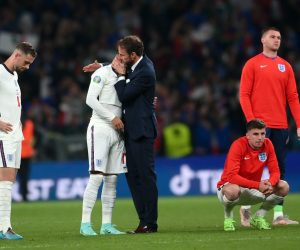 epa09338848 Headcoach Gareth Southgate (C) of England comforts Jadon Sancho after failing to score during the penalty shoot out during the UEFA EURO 2020 final between Italy and England in London, Britain, 11 July 2021.  EPA/Laurence Griffiths / POOL (RESTRICTIONS: For editorial news reporting purposes only. Images must appear as still images and must not emulate match action video footage. Photographs published in online publications shall have an interval of at least 20 seconds between the posting.)