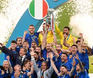 epa09338914 Captain Giorgio Chiellini of Italy lifts the trophy after Italy won the UEFA EURO 2020 final between Italy and England in London, Britain, 11 July 2021.  EPA/Facundo Arrizabalaga / POOL (RESTRICTIONS: For editorial news reporting purposes only. Images must appear as still images and must not emulate match action video footage. Photographs published in online publications shall have an interval of at least 20 seconds between the posting.)