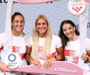 Zagreb, 12.07.2021 - Najveca skupina hrvatskih olimpijaca krenut ce u ponedjeljak put Tokija, a u zagrebackome hotelu Westin uprilicen je tradicionalni svecani ispracaj. Na slici hrvatske judaice Barbara Matic, Ivana Maranic i Marija Malenica.
foto HINA/ Damir SENCAR/ ds