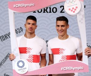 Zagreb, 12.07.2021 - Najveca skupina hrvatskih olimpijaca krenut ce u ponedjeljak put Tokija, a u zagrebackome hotelu Westin uprilicen je tradicionalni svecani ispracaj. Na slici hrvatski taekwondoai Toni Kanaet, Ivan apina.
foto HINA/ Damir SENCAR/ ds