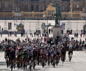 epa09352133 The peloton is on the way during the 21st stage of the Tour de France 2021 over 108.4 km from Chatou to Paris, France, 18 July 2021.  EPA/GUILLAUME HORCAJUELO