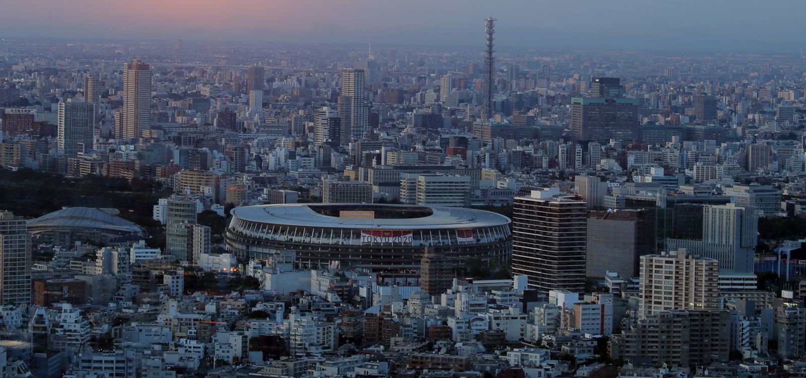 epa09356446 A general view of the Olympic Stadium, the main venue of the 2020 Summer Olympic Games, at sunset in Tokyo, Japan, 21 July 2021, two days ahead of the Olympic opening ceremony.  EPA/YONHAP SOUTH KOREA OUT
