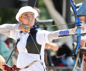 epa09359170 South Korean archer Kim Je-deok aims for the target in the men's individual ranking round at Yumenoshima Park Archery Field in Tokyo, Japan, 23 July 2021.  EPA/YONHAP SOUTH KOREA OUT
