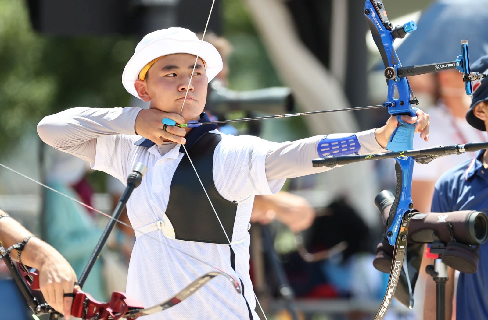 epa09359170 South Korean archer Kim Je-deok aims for the target in the men's individual ranking round at Yumenoshima Park Archery Field in Tokyo, Japan, 23 July 2021.  EPA/YONHAP SOUTH KOREA OUT