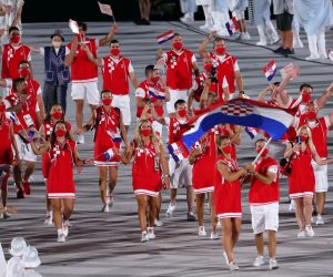 Tokio, 23.07.2021 - Svecanost otvaranja Olimpijskih igara Tokio 2020 na Olimpijskom stadionu u Tokiju. Hrvatska atleticarka Sandra Perkovic i strijelac Josip Glasnovic nose hrvatsku zastavu na otvaranju igara.
foto HINA/ Damir SENCAR/ ds