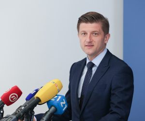 Zagreb, 26.07.2021 - U povodu odobrenja Nacionalnog plana oporavka i otpornosti izjavu za medije dao je potpredsjednik Vlade i ministar financija Zdravko Marić.
Na fotografiji Zdravko Marić.
foto HINA/ Edvard ŠUŠAK/ es