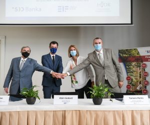 Ljubljana, 26.7.2021.- Èetrdeset milijuna eura namijenjenih pokretanju i komercijalizaciji razvojnih projekata na razlièitim podruèjima u Hrvatskoj i Sloveniji bit æe dostupno preko regionalne platforme za prijenos tehnologija koju su osnovali Europski investicijski fond (EIF), Hrvatska banka za obnovu i razvitak (HBOR) i slovenska razvojna SID banka. Na slici direktor SID banke Sibil Svilan, glavni direktor EIF-a Alain Godard, predsjednica uprave HBOR-a Tamara Perko i èlan uprave HBOR-a Hrvoje Èuvalo. 
foto HINA/ STA/ Nebojsa Tejic/ ua