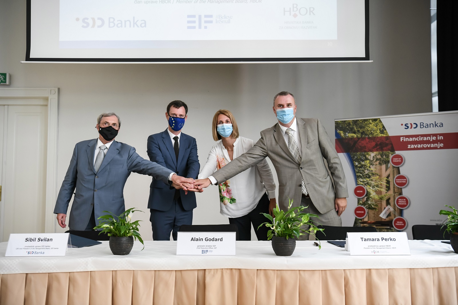 Ljubljana, 26.7.2021.- Èetrdeset milijuna eura namijenjenih pokretanju i komercijalizaciji razvojnih projekata na razlièitim podruèjima u Hrvatskoj i Sloveniji bit æe dostupno preko regionalne platforme za prijenos tehnologija koju su osnovali Europski investicijski fond (EIF), Hrvatska banka za obnovu i razvitak (HBOR) i slovenska razvojna SID banka. Na slici direktor SID banke Sibil Svilan, glavni direktor EIF-a Alain Godard, predsjednica uprave HBOR-a Tamara Perko i èlan uprave HBOR-a Hrvoje Èuvalo. 
foto HINA/ STA/ Nebojsa Tejic/ ua