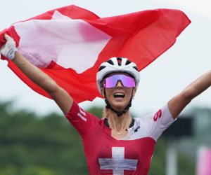epa09369161 Jolanda Neff of Switzerland celebrates as she is about to cross the finish line winning the Women's Mountain Bike Cross Country race of the Tokyo 2020 Olympic Games at the Izu Mountain Bike Course in Ono, Shizuoka, Japan, 27 July 2021.  EPA/CHRISTOPHER JUE