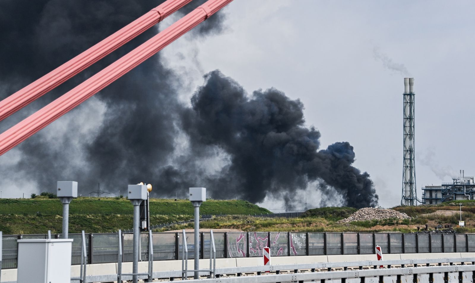 epa09369755 A view of smoke billowing from the chemical industry area of 'Chempark' in Leverkusen, Germany, 27 July 2021. The city of Leverkusen has warned citizens on its official website, that an explosion with an unknown cause occurred on the day at the site of the Chempark. Residents are asked to stay indoors and to keep windows and doors closed.  EPA/SASCHA STEINBACH
