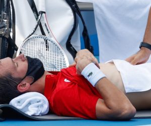 epa09372370 Daniil Medvedev, of the Russian Olympic Committee, has a medical timeout during his men's singles third round tennis match against Fabio Fognini, of Italy, at the Tokyo 2020 Olympic Games, at the Ariake Tennis Park, in Tokyo, Japan, 28 July 2021.  EPA/RUNGROJ YONGRIT