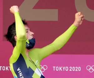 epa09372972 Primoz Roglic of Slovenia celebrates winning in the Men's Road Cycling Time Trial at the Tokyo 2020 Olympic Games at the Fuji International Speedway in Oyama, Japan, 28 July 2021.  EPA/CHRISTOPHER JUE