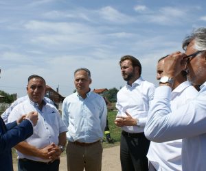 Pribislavec, 28.07.2021 - Ministar gospodarstva i odrivog razvoja Tomislav Æoriæ danas je  u Pribislavcu, zajedno sa saborskim zastupnikom Veljkom Kajtazijem, obiao romsko naselje.Povod obilaska je pomoæ u pronalasku odrivog rjeenja za sanaciju ilegalnih odlagalita otpada. foto HINA/ Sinia KALAJDIJA/ ik