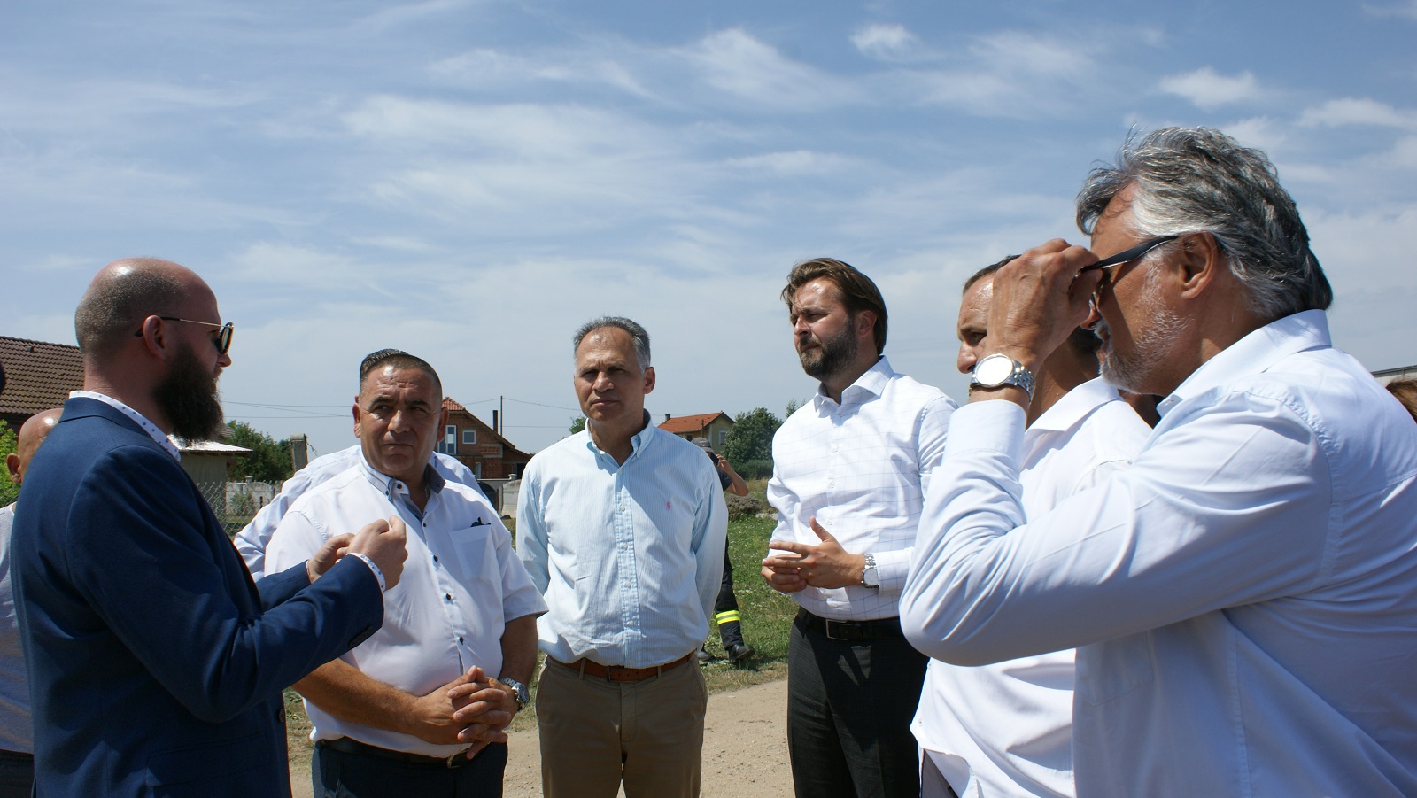 Pribislavec, 28.07.2021 - Ministar gospodarstva i odrivog razvoja Tomislav Æoriæ danas je  u Pribislavcu, zajedno sa saborskim zastupnikom Veljkom Kajtazijem, obiao romsko naselje.Povod obilaska je pomoæ u pronalasku odrivog rjeenja za sanaciju ilegalnih odlagalita otpada. foto HINA/ Sinia KALAJDIJA/ ik