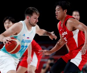 epa09375943 Luka Doncic (L) of Slovenia in action against Yudai Baba (R) of Japan in the men's preliminary round Group C match between Slovenia and Japan during the Basketball events of the Tokyo 2020 Olympic Games at the Saitama Super Arena in Saitama, Japan, 29 July 2021.  EPA/KIYOSHI OTA