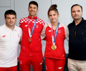 Zagreb, 30.07.2021. - Sveèani doèek olimpijske taekwondo reprezentacije. Na OI Tokio 2020 Matea Jeliæ osvojila je zlatnu, a Toni Kanaet bronèanu medalju. Na fotografiji Toni Tomas, Toni Kanaet, Matea Jeliæ, Anto Nobilo. foto HINA/ Lana SLIVAR DOMINIÆ/ lsd