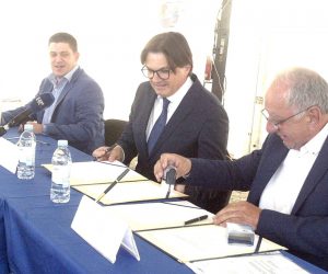 Rijeka,30.07.2021.- U petak su potpisani ugovori za tri projkta Luèke uprave Rijeka èija je ukupna vrijednost oko 33,6 milijuna kuna. Luèka uprava Rijeka potpisala  je ugovore s tvrtkom GP Krk, tvrtkom IN Stria te s tvrtkom Securitas Hrvatska. Na slici  ministar Oleg Butkoviæ(L), Denis Vukorepa i Josip Puriæ, direktor GP Krk.