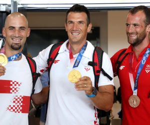 Zagreb, 31.07.2021. - Sveèani doèek olimpijske veslaèke i judo reprezentacije Hrvatske. Na OI Tokio 2020 braæa Sinkoviæ osvojila su zlatnu, a Damir Martin bronèanu medalju. Na fotografiji (D-L) Damir Martin, Valent Sinkoviæ, Martin Sinkoviæ. foto HINA/ Lana SLIVAR DOMINIÆ/ lsd