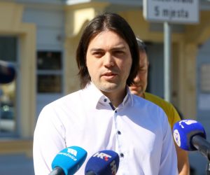 01.04.2021., Karlovac -  Na konferenciji za medije stranke Zivi zid Ivan Vilibor Sincic predstavio je kandidate za gradonacelnika, zamjenika i zupana Karlovca i zupanije na predstojecim lokalnim izborima. Kandidat za gradonacelnika Karlovca je Cedomir Tatalovic, zamjenik Marijan Fuduric, za zupana Karlovacke zupanije kandidat je David Gorup.
Photo: Kristina Stedul Fabac/Pixsell