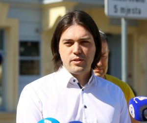 01.04.2021., Karlovac -  Na konferenciji za medije stranke Zivi zid Ivan Vilibor Sincic predstavio je kandidate za gradonacelnika, zamjenika i zupana Karlovca i zupanije na predstojecim lokalnim izborima. Kandidat za gradonacelnika Karlovca je Cedomir Tatalovic, zamjenik Marijan Fuduric, za zupana Karlovacke zupanije kandidat je David Gorup.
Photo: Kristina Stedul Fabac/Pixsell