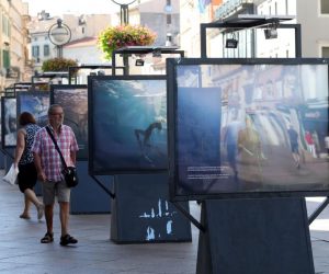 01.07.2021., Rijeka - Otvorenje izlozbe, pod nazivom Udah, fotografija na postamentima na Korzu. Otvorenju su nazocili autor Vitomir Maricic svjetski prvak u disciplini dinamika s perajama, gradonacelnik Marko Fliipovic i predsjednik ronilackog kluba Ocean Petar Klovar.
Photo: Goran Kovacic/PIXSELL