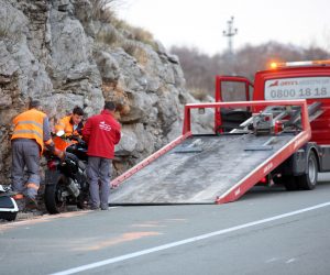 Rijeka: Dva motorista ozlijeđena u sudaru s autom 02.03.2019., Kamenjak - Prometna nesreca u kojoj su sudjelovala dva motora i jedno osobno vozilo. Motoristi su ozlijeđeni i prevezni u bolnicu. Photo: Nel Pavletic/PIXSELL