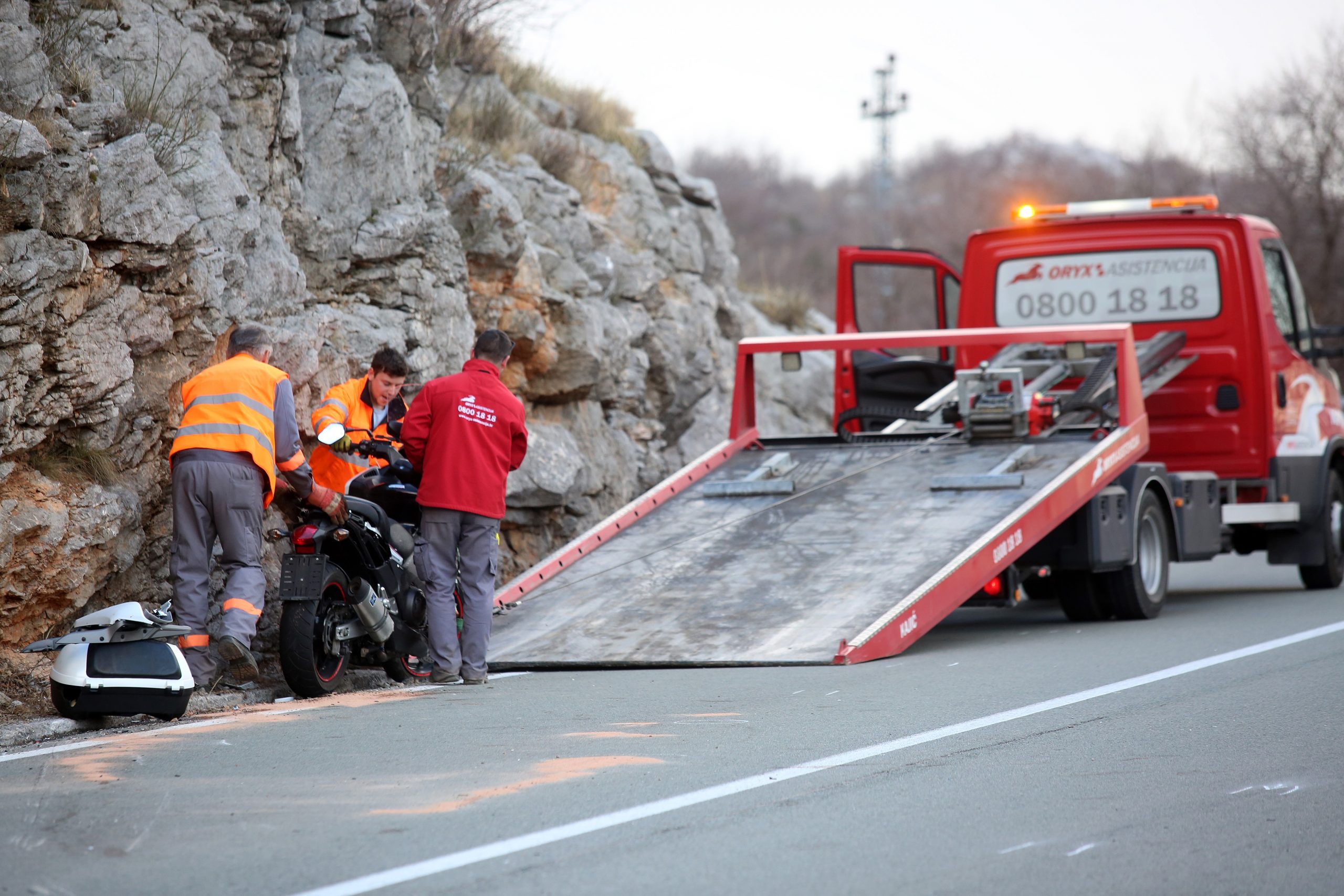 Rijeka: Dva motorista ozlijeđena u sudaru s autom 02.03.2019., Kamenjak - Prometna nesreca u kojoj su sudjelovala dva motora i jedno osobno vozilo. Motoristi su ozlijeđeni i prevezni u bolnicu. Photo: Nel Pavletic/PIXSELL