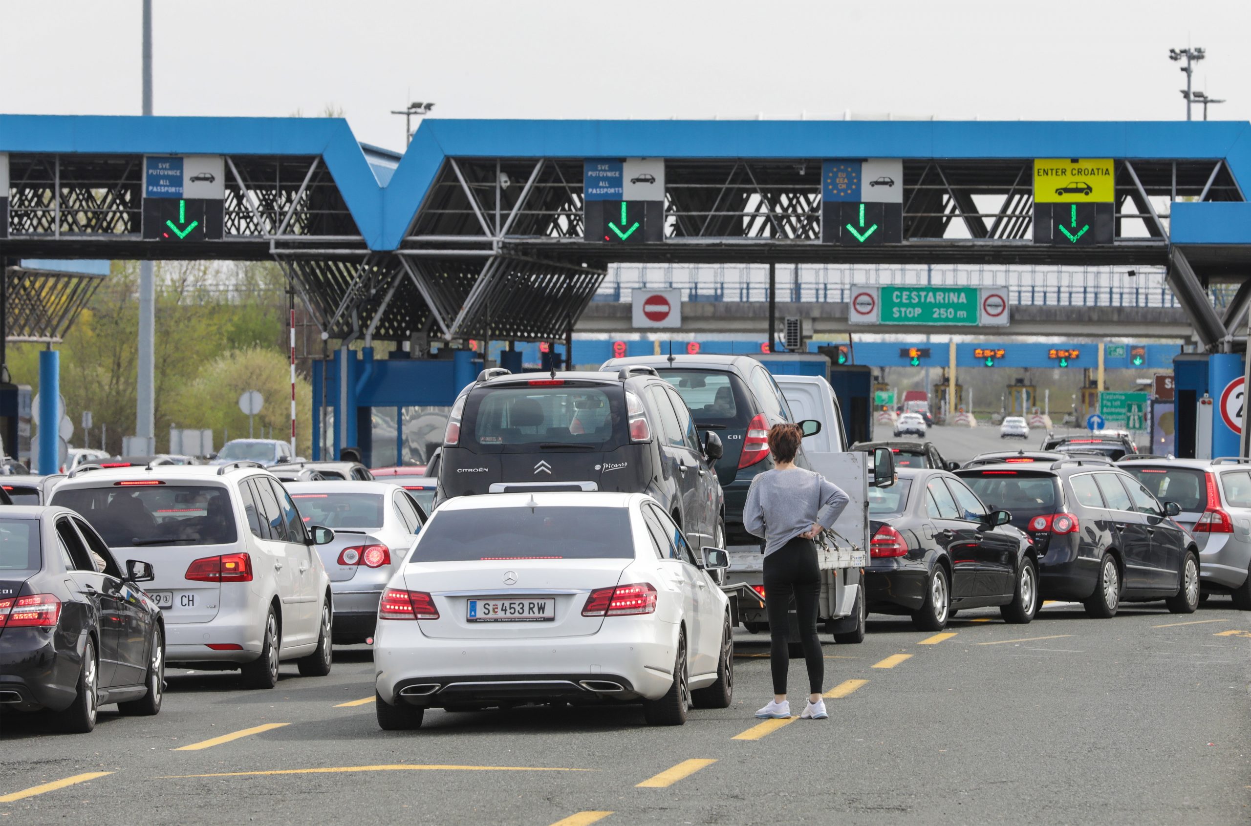 02.04.2021.,Zagreb, uoci Uskrsnjih blagdana pojacan promet na granicnom prijelazu Bregana.
Photo: Robert Anic/PIXSELL