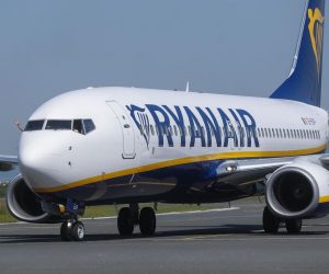 02.06.2021., Zagreb - Dolazak prvog zrakoplova aviokompanije Ryanair u Zagreb. Prvi let  najveceg niskobudzetnog  avioprijevoznika stigao je iz  Bruxellesa u Zracnu luku Franjo Tudjman, a iz komanije najvljuju povezivanje Zagreba sa 12 eurospskih gradova.Photo:Zeljko Lukunic/PIXSELL