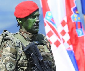 02.06.2021., Knin - Zavrsna svecanost hodnje pripadnika Hrvatske vojske, polaznika 2. narastaja obuke u Sredistu za razvoj vodja "Marko Babic" na kninskoj tvrdjavi. Polaznicima su na svecanosti  dodijeljene znacke i diplome o uspjesno zavrsenoj obuci.
Photo: Hrvoje Jelavic/PIXSELL