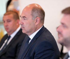 02.07.2020., Zagreb - Objava poziva za iskaz interesa zainteresiranim partnerima za razvoj i prodaju projekata obnovljivih izvora energije te predstavljanje suradnje s jedinicama lokalne samouprave na projektima suncanih elektrana. Predsjednik Uprave HEP-a Frane Barbaric i ministar zastite okolisa i energetike Tomislav Coric. 
Photo: Goran Stanzl/PIXSELL