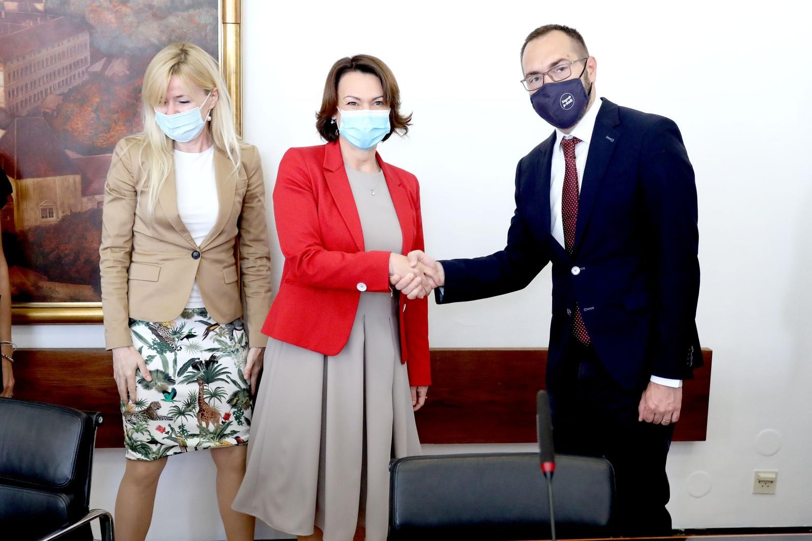04.06.2021., Zagreb - Primopredaja izvrsnih ovlasti gradonacelnika Grada Zagreba izmedju dosadasnje zamjenice gradonacelnika ujedno i obnasateljice duznosti gradonacelnika Grada Zagreba dr.sc. Jelene Pavicic Vukicevic i novoizabranog gradonacelnika Grada Zagreba Tomislava Tomasevica.

Photo: Patrik Macek/PIXSELL