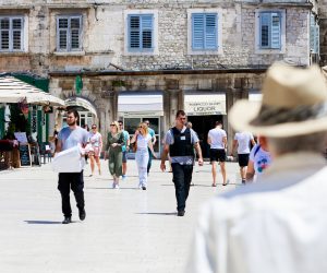 04.06.2021., Split - Prava pasja vrucina vlada Splitom te nagovjestava tustisticku sezonu, no velikih guzvi karakteristicnih za ovo doba godine u Splitu jos uvijek nema. Photo: Milan Sabic/PIXSELL