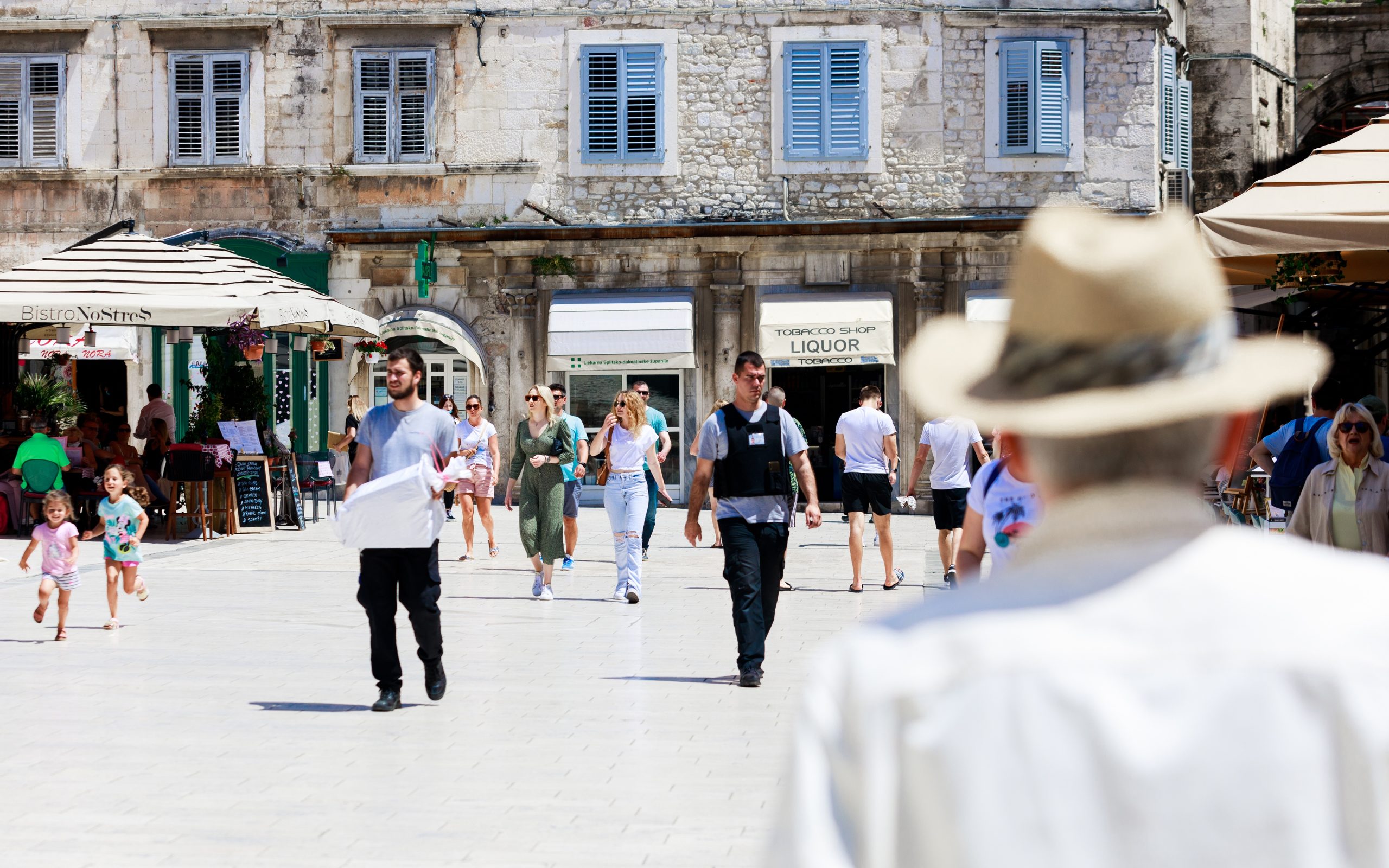 04.06.2021., Split - Prava pasja vrucina vlada Splitom te nagovjestava tustisticku sezonu, no velikih guzvi karakteristicnih za ovo doba godine u Splitu jos uvijek nema. Photo: Milan Sabic/PIXSELL