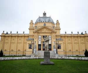 4.11.2020., Zagreb - Umjetnice Masa Barisic i Jelena Malenica u sklopu projekta Turisticke zajednice Zagreba Izvan okvira postavile su instalaciju Novi krajolik na zgradu Umjetnickog paviljona. 
Photo: Goran Stanzl/PIXSELL