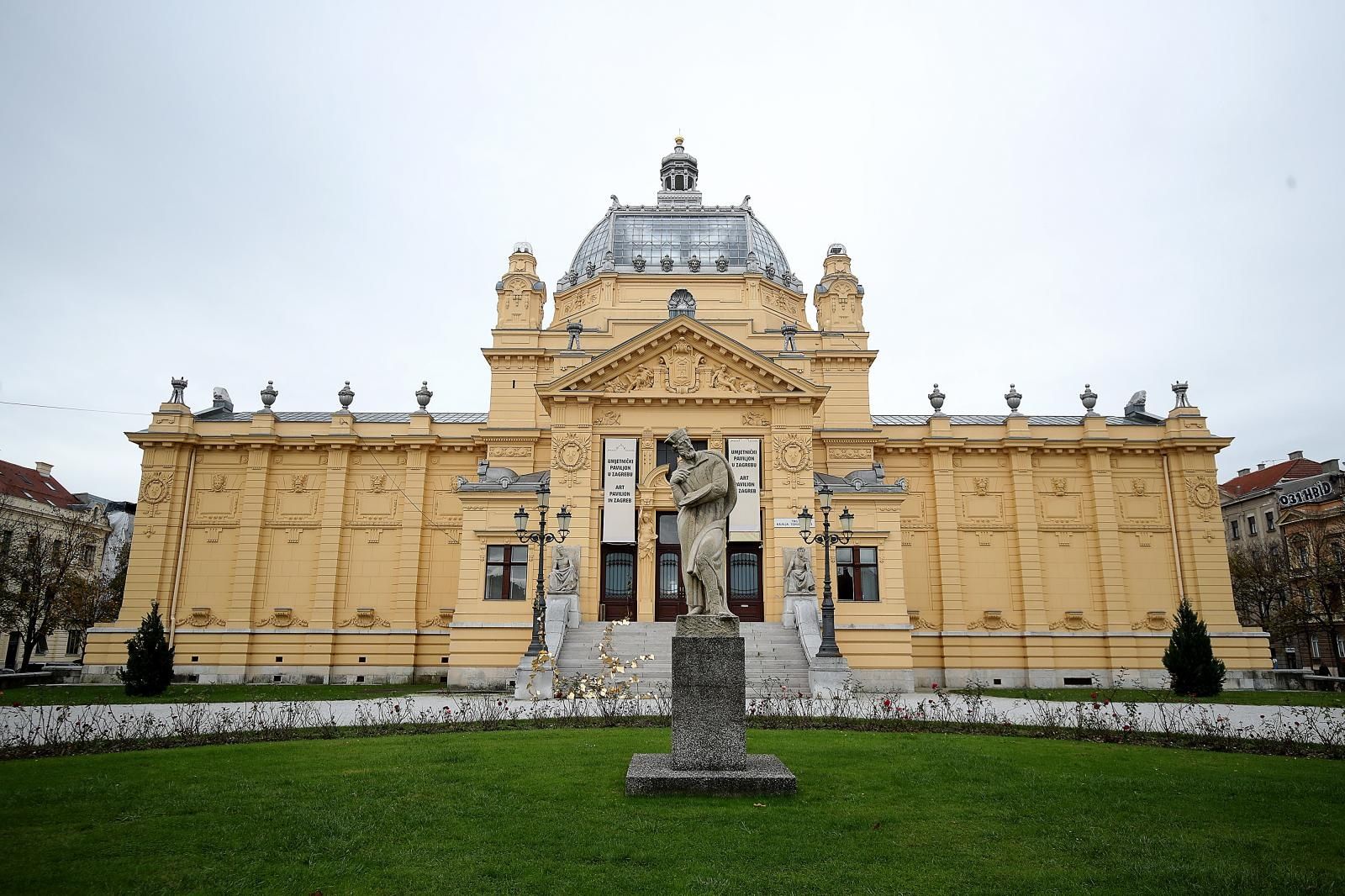 4.11.2020., Zagreb - Umjetnice Masa Barisic i Jelena Malenica u sklopu projekta Turisticke zajednice Zagreba Izvan okvira postavile su instalaciju Novi krajolik na zgradu Umjetnickog paviljona. 
Photo: Goran Stanzl/PIXSELL