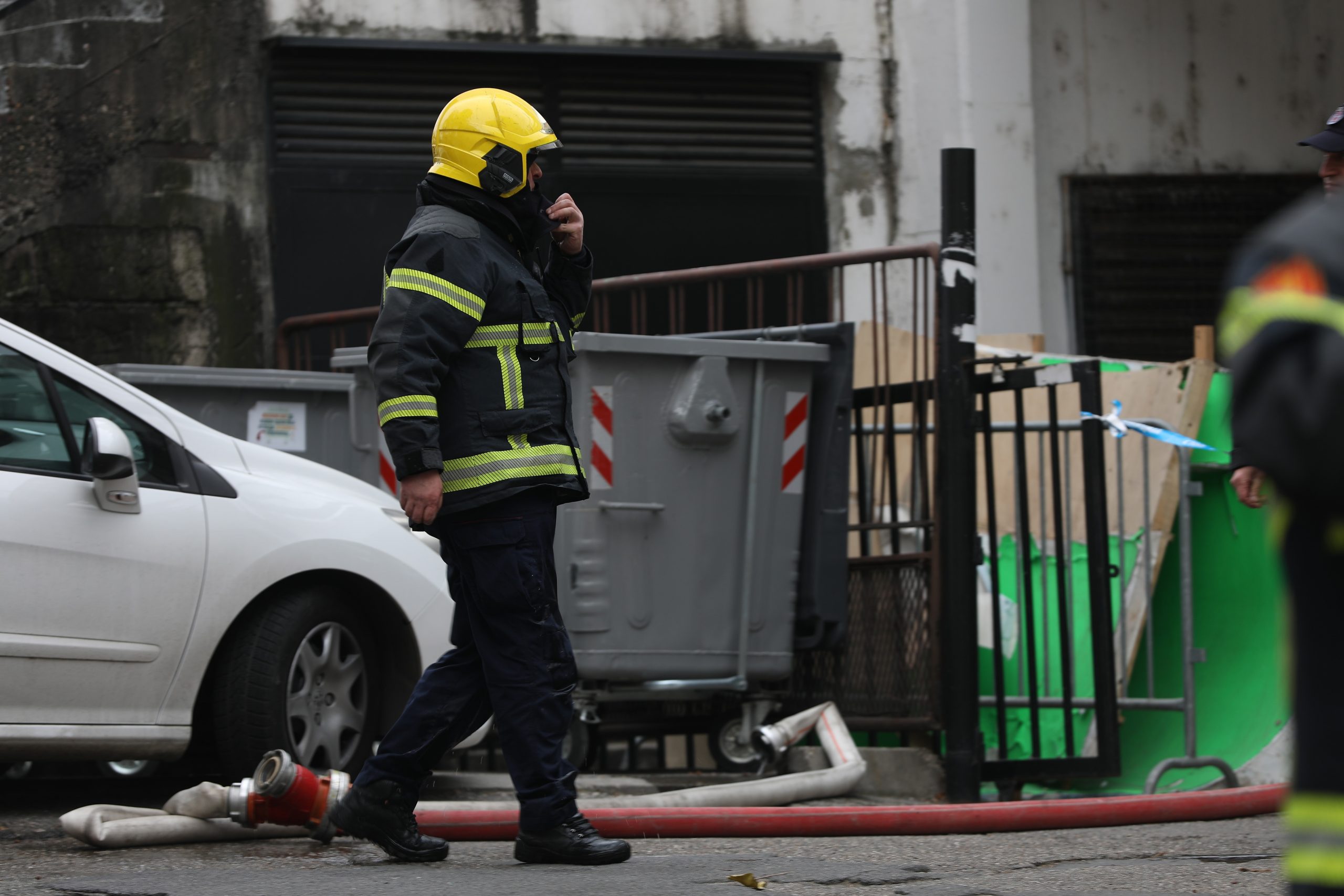 04, December, 2020, Belgrade - An accident occurred in front of the RTS building this morning when a welding bottle exploded, two workers were injured and one lost his life. Photo: Stefan Tomasevic/ATAImages

04, decembar, 2020,  Beograd - Ispred zgrade RTS-a jutros se dogodila nesreca kada je boca za varenje eksplodirala, dva radnika su povredjena, a jedan je izgubio zivot. .  Photo: Stefan Tomasevic/ATAImages