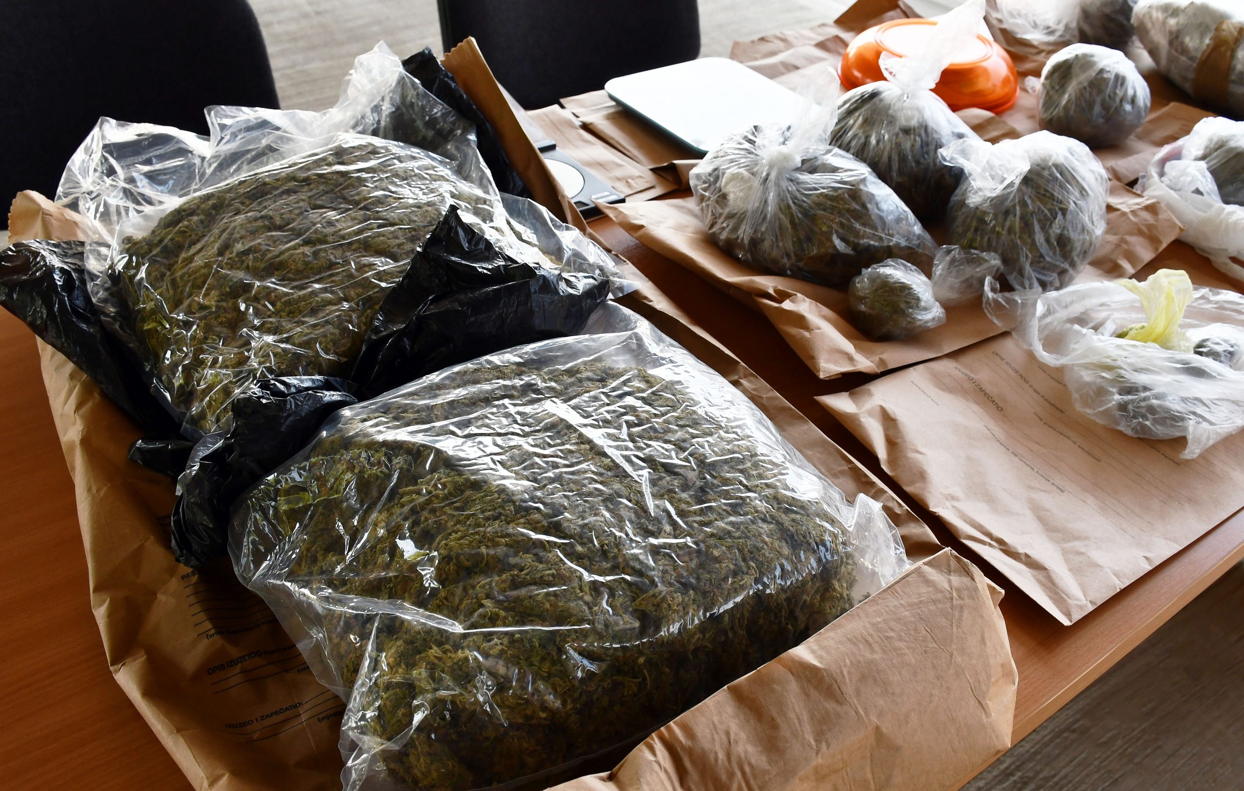 06.07.2021., Slavonski Brod - U postaji granicne policije Slavonski Brod odrzana je konferencija za medije u vezi pronalaska 5083,78 grama marihuane, koja je pronadjena prilikom pretrage stana koji je koristio 21 godisnjak s podrucja Slavonskog Broda.
Photo: Ivica Galovic/ PIXSELL