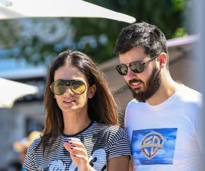 06.08.2019., Komiza - Mate Rimac u drustvu djevojke Katarine u setnji komiskom rivom.    Photo: Josip Regovic/PIXSELL