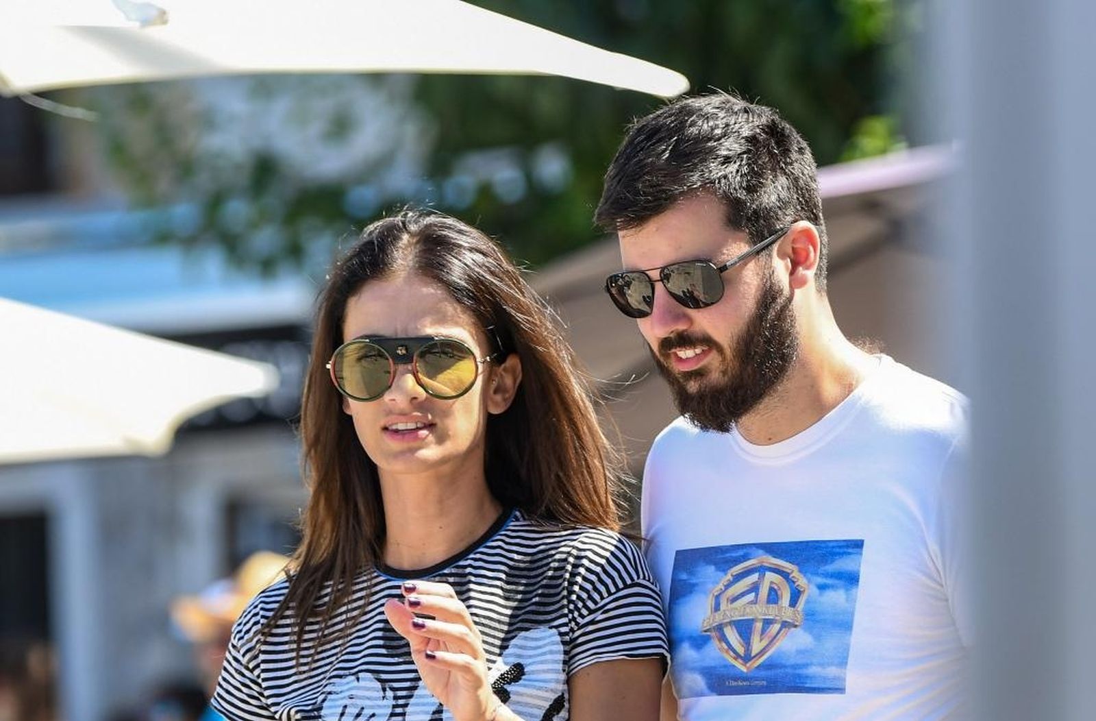 06.08.2019., Komiza - Mate Rimac u drustvu djevojke Katarine u setnji komiskom rivom.    Photo: Josip Regovic/PIXSELL
