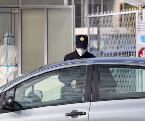 06.11.2020., Zagreb - DRIVE IN  testiranje na koronavirus na Zagrebackom Velesajmu.  Danas je doslo do problema prilikom testiranja na Velesajmu. Pojavilo se  vise ljudi nego sto je bilo dostupnih testova. Tehnicari svako jutro podjele "zelene kartone" ljudima u redu ovisno o broju testova koje imaju na raspolaganju za taj dan.  Gradjani koji su stali u red, a nisu dobili zeleni karton, nisu mogli obaviti test na Velesajmu te su upuceni u druge DRIVE IN test ambulante, mnogi su negodovali pa je morala intervenirati i policija, ali vecih izgreda nije bilo.
Photo: Zeljko Lukunic/PIXSELL