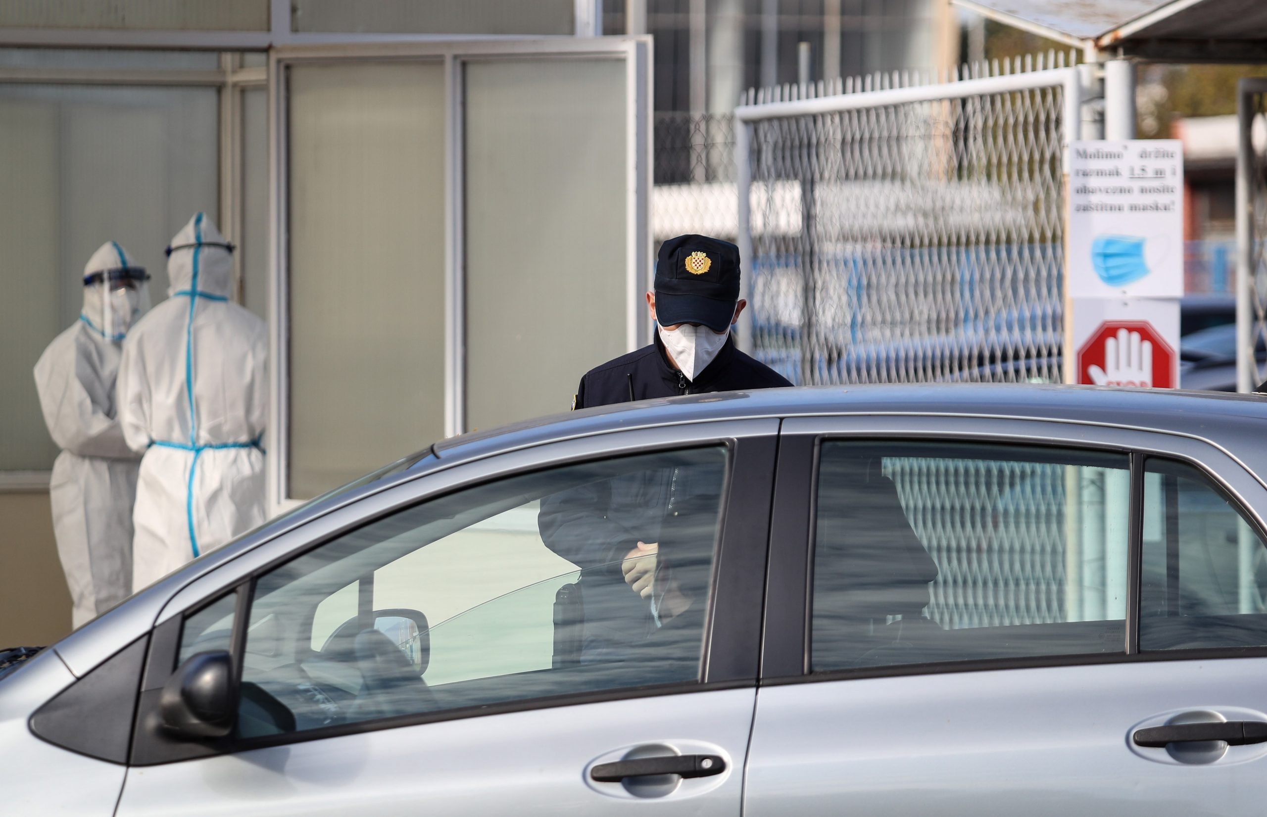 06.11.2020., Zagreb - DRIVE IN  testiranje na koronavirus na Zagrebackom Velesajmu.  Danas je doslo do problema prilikom testiranja na Velesajmu. Pojavilo se  vise ljudi nego sto je bilo dostupnih testova. Tehnicari svako jutro podjele "zelene kartone" ljudima u redu ovisno o broju testova koje imaju na raspolaganju za taj dan.  Gradjani koji su stali u red, a nisu dobili zeleni karton, nisu mogli obaviti test na Velesajmu te su upuceni u druge DRIVE IN test ambulante, mnogi su negodovali pa je morala intervenirati i policija, ali vecih izgreda nije bilo.
Photo: Zeljko Lukunic/PIXSELL