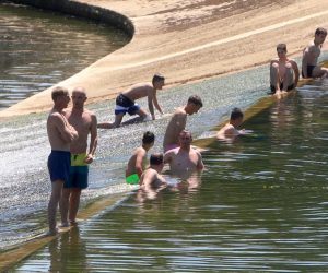 07.07.2021., Karlovac - Osvjezenje od vrucina neki su potrazili u rijeci Korani.
Photo: Kristina Stedul Fabac/PIXSELL