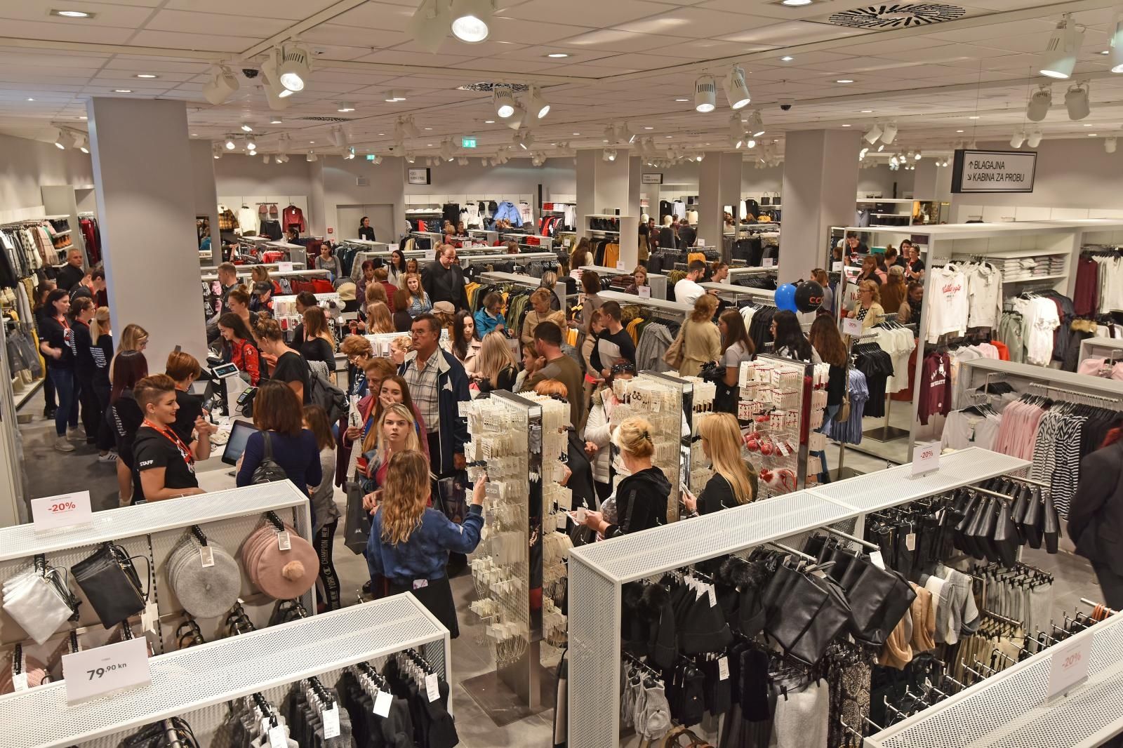 Pula: Otvoren Max City, najveći trgovački centar u Istri 08.11.2018., Pula - Otvoren je Max City, najveci trgovacki centar u Istri. Posjetitelji ce, osim u kupovanju, moci uzivati i u zabavi, ali i opustiti se. Opremljen je s vise od 60 trgovina i ugostiteljskih objekata te dodatnih sadrzaja. Shopping centar ima natkriveno parkiraliste na dvije etaze s vise od 800 parkirnih mjesta, a dostupan je i besplatan internet. Brojni ugostiteljski objekti nudit ce istarske i inozemne menije. Tu je CineStar, kino s pet zvjezdica i tri kino dvorane, a za najmladje Twister Fun Park. U trgovackom centru Max City posao je pronaslo 500 ljudi. 
Photo: Dusko Marusic/PIXSELL