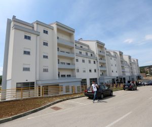 09.05.2017., Knin - Svecano uruceno 25 kljuceva korisnicima novosagradjenog stambenog objekta Senjak. Kljuceve je podijelio Nikola Mazar, drzavni tajnik Državnog ureda za obnovu i stambeno zbrinjavanje.
Photo: Dusko Jaramaz/PIXSELL