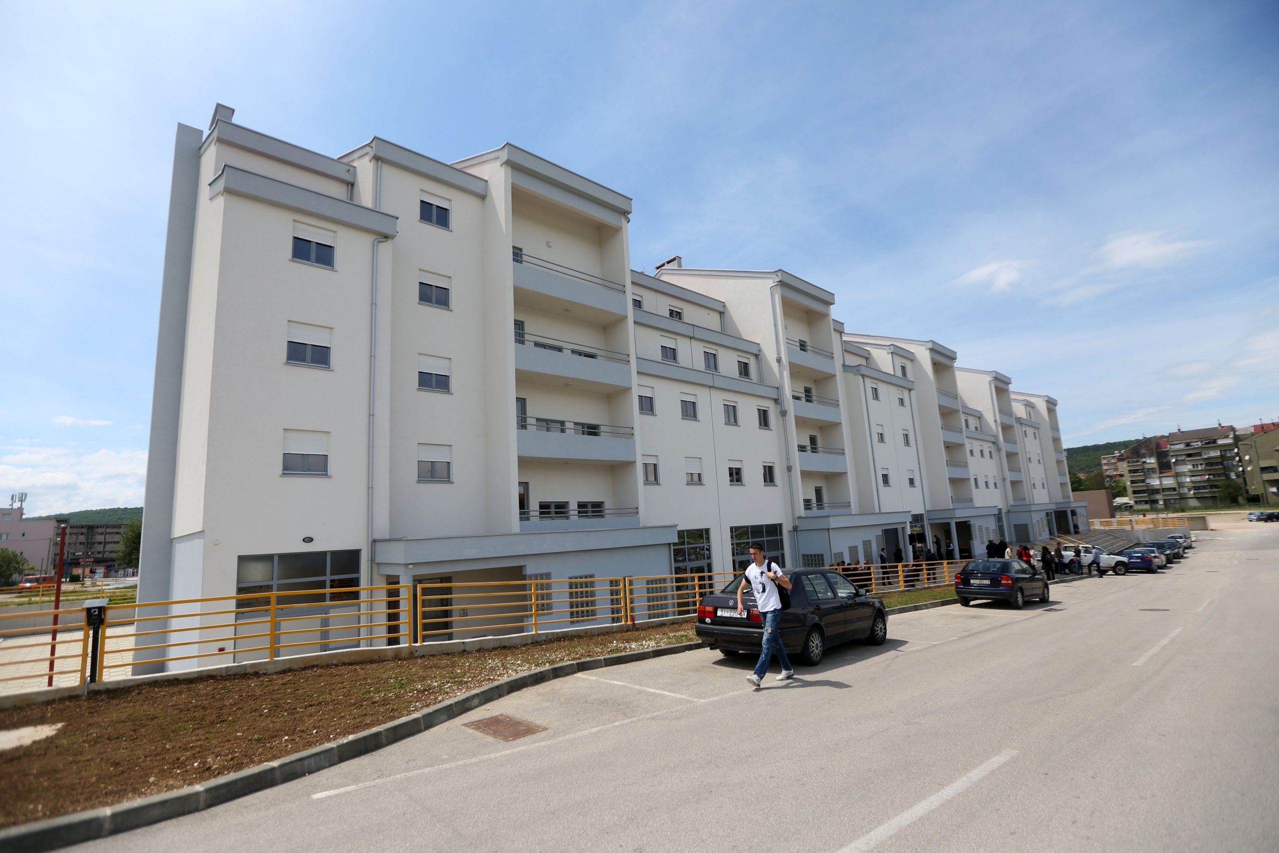 09.05.2017., Knin - Svecano uruceno 25 kljuceva korisnicima novosagradjenog stambenog objekta Senjak. Kljuceve je podijelio Nikola Mazar, drzavni tajnik Državnog ureda za obnovu i stambeno zbrinjavanje.
Photo: Dusko Jaramaz/PIXSELL